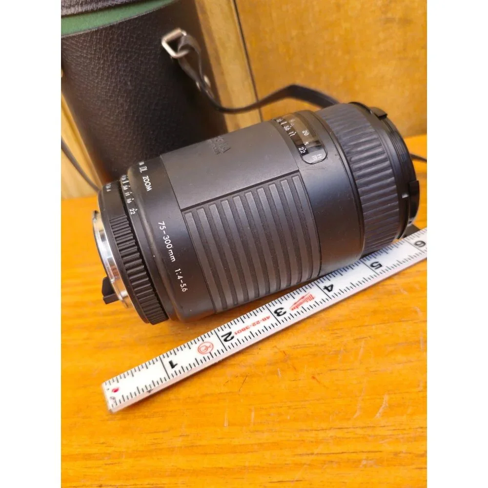 Sigma 70-210mm F4-5.6 DL Zoom Lens With Case & Caps For SLR Cameras
